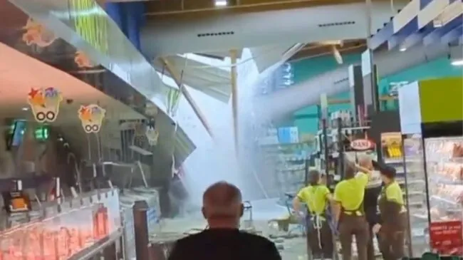 Desalojan un supermercado en Valencia tras la caída del techo por las fuertes lluvias