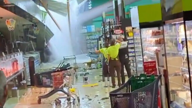 Desalojadas 300 personas por el derrumbe del techo de un supermercado en Ontinyent (Valencia)