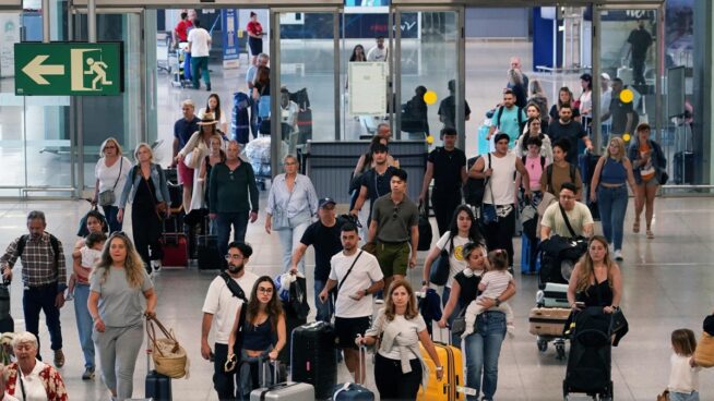 España recibió 11 millones de viajeros aéreos internacionales en julio, un 8,6% más