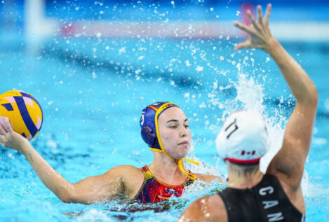 La selección femenina de waterpolo arrolla a Canadá y peleará por las medallas