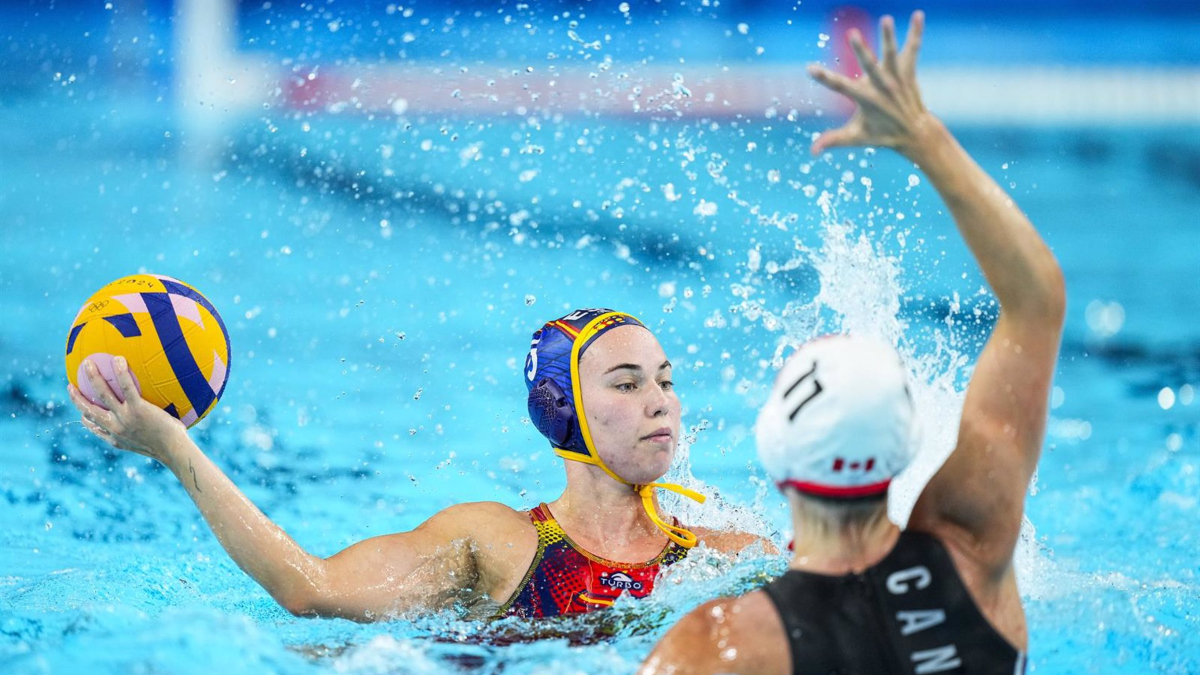 La selección femenina de waterpolo arrolla a Canadá y peleará por las medallas