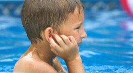 ¿Por qué tu hijo necesita tapones para nadar en la piscina?