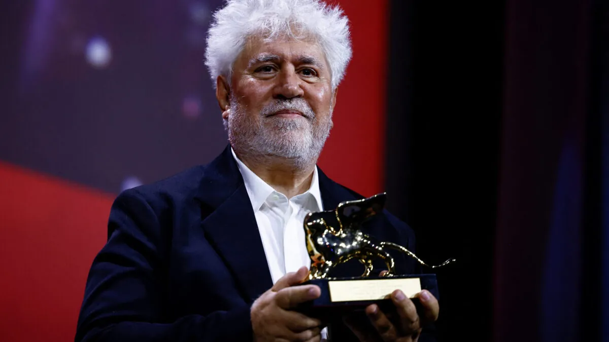 Pedro Almodóvar gana el León de Oro del Festival de Venecia por ‘La habitación de al lado’