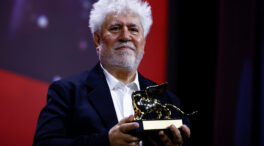 Pedro Almodóvar gana el León de Oro del Festival de Venecia por 'La habitación de al lado'