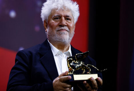 Pedro Almodóvar gana el León de Oro del Festival de Venecia por 'La habitación de al lado'