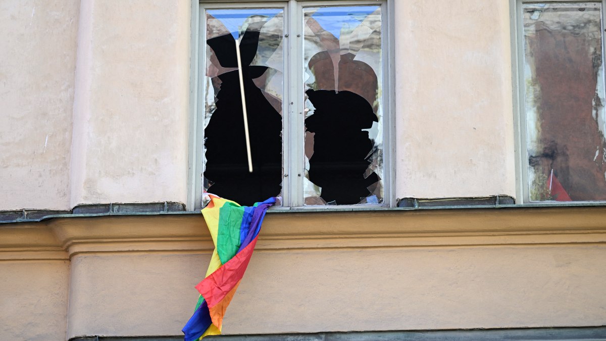 Un individuo irrumpe armado en la Embajada marroquí en Suecia y cuelga una bandera LGTB