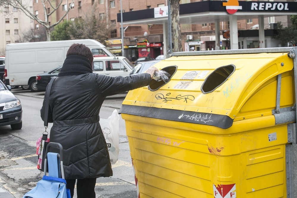 Contenedor de reciclaje de plásticos. Unsplash