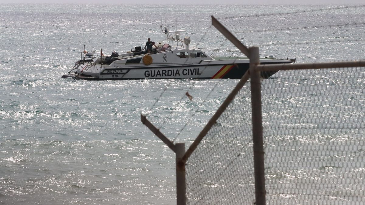 Grupos de inmigrantes intentan llegar a Ceuta a nado a través de la frontera norte de Benzú