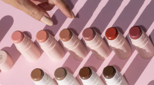 Productos en 'stick': seis funciones 'beauty' con los que comprobar todos sus beneficios
