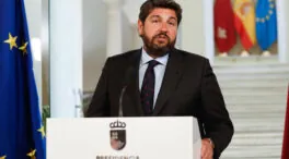 López Miras acepta la 'prioridad nacional' de Vox a cambio de apoyo en vivienda en Murcia