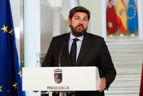 López Miras acepta la 'prioridad nacional' de Vox a cambio de apoyo en vivienda en Murcia