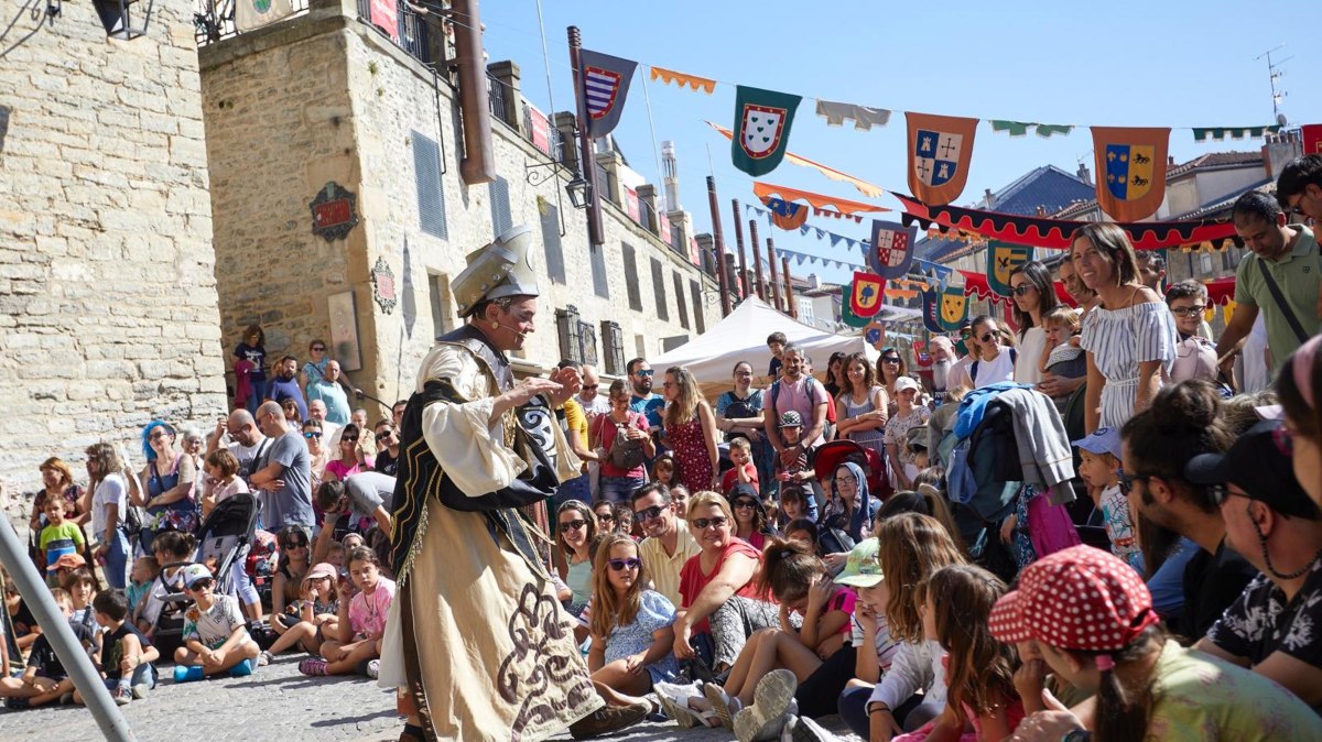 Vitoria retira banderolas con la estrella de David del montaje de un mercado medieval