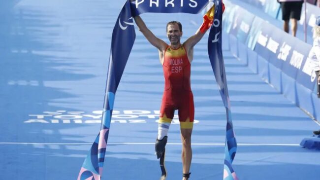 Daniel Molina se proclama campeón del triatlón paralímpico en París