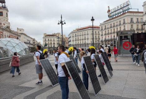 SOS Rural entrega a Ribera miles de firmas para la regulación de las macroplantas energéticas