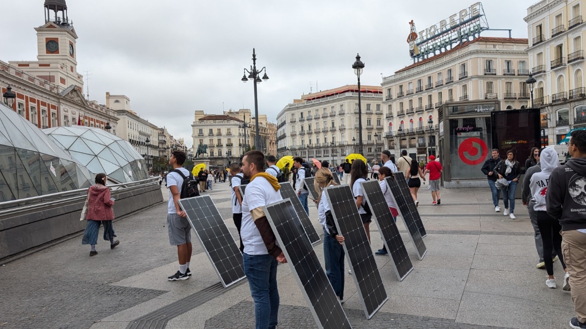 SOS Rural entrega a Ribera miles de firmas para la regulación de las macroplantas energéticas