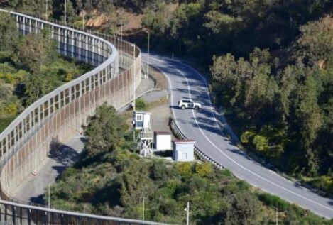 Cierre intermitente de la frontera en Ceuta al intentar saltar la valla unos 200 inmigrantes