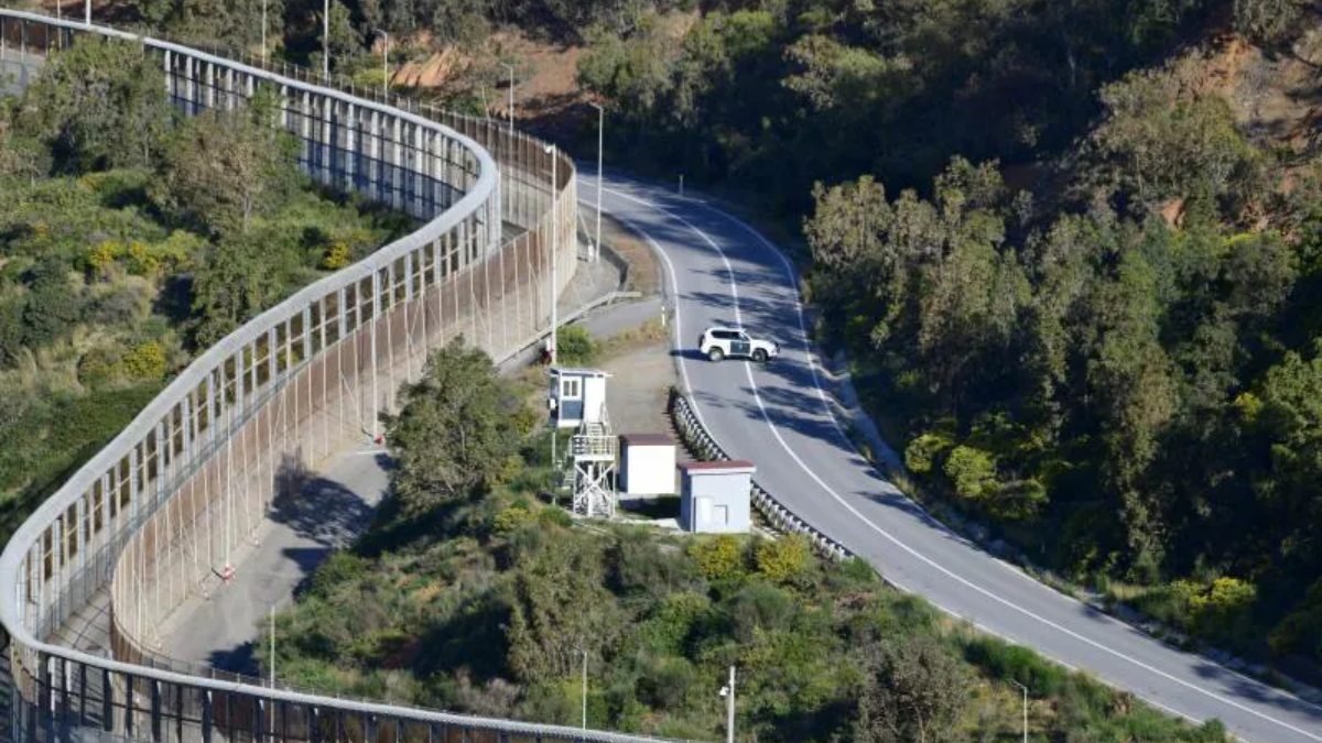 Cierre intermitente de la frontera en Ceuta al intentar saltar la valla unos 200 inmigrantes