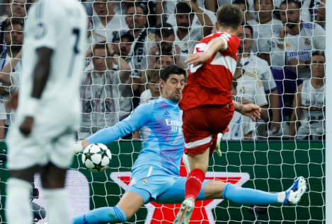 Courtois lleva al Madrid a la victoria en su debut en la nueva Champions