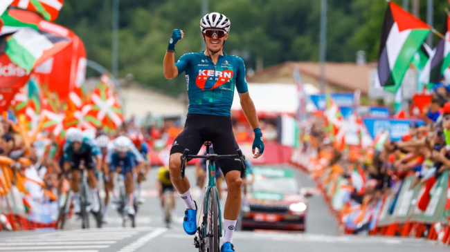 Urko Berrade vence y Kern Pharma logra un triplete de triunfos en La Vuelta