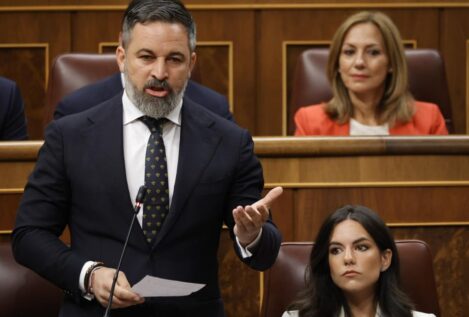 Abascal afea a Sánchez que use 3.000 millones en atender a inmigrantes y menas