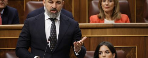 Vox quiere «retratar» al PP con la inmigración: le obliga a votar que se expulse a los ilegales