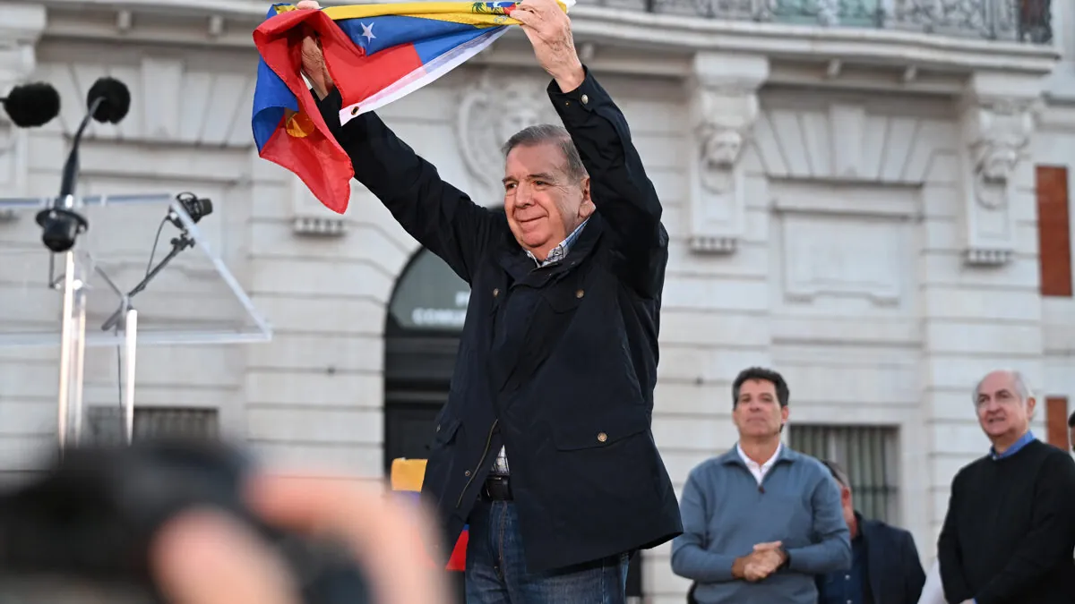 Edmundo González desborda la Puerta del Sol en su primera aparición pública como exiliado