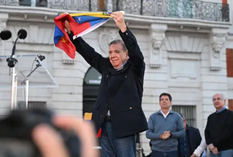 Edmundo González desborda la Puerta del Sol en su primera aparición pública como exiliado