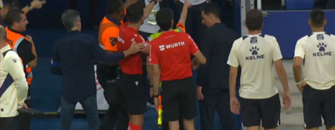 Un aficionado agrede con un objeto al árbitro al finalizar el partido entre Espanyol y Villarreal
