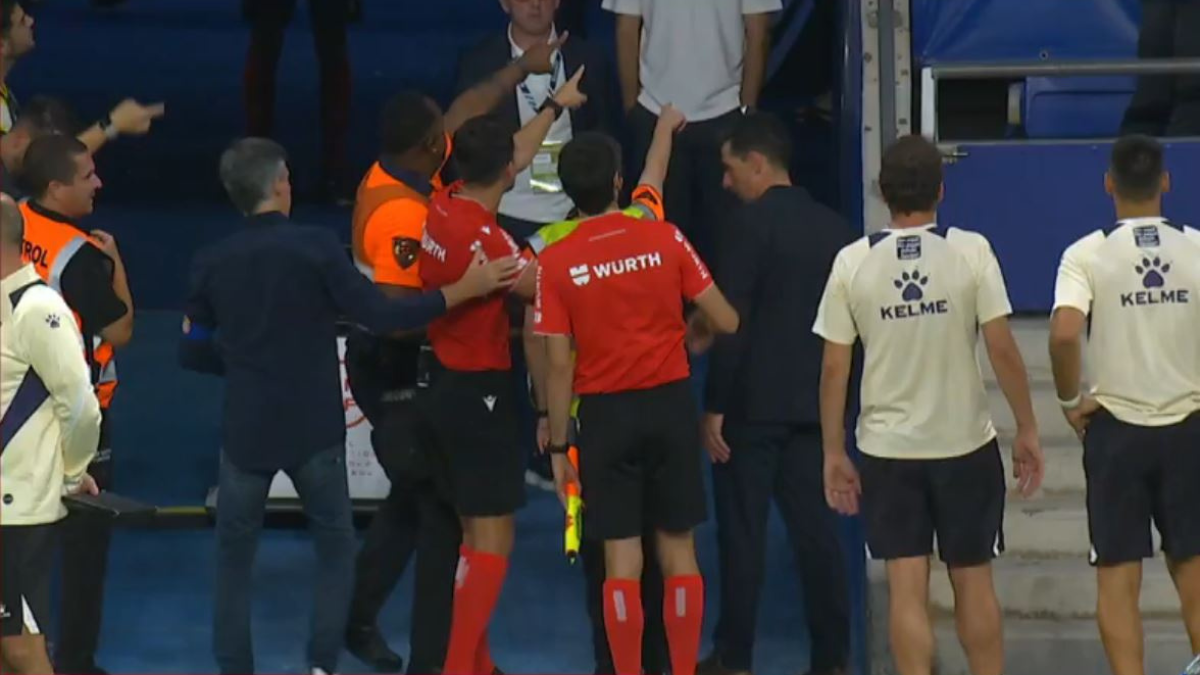 Un aficionado agrede con un objeto al árbitro al finalizar el partido entre Espanyol y Villarreal