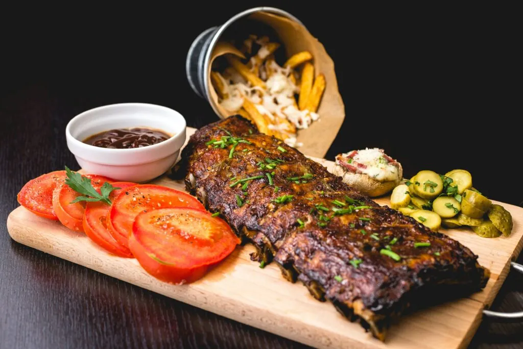 Costillas con salsa barbacoa. Unsplash