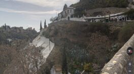 Herido tras precipitarse por un talud y caer sobre el tejado de una casa en Granada