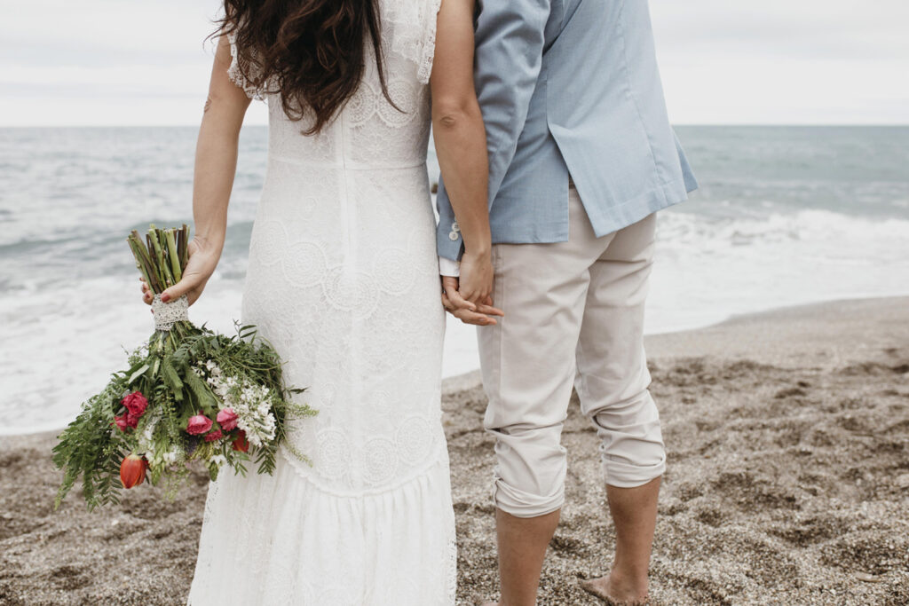 Las bodas celebradas en la playa exigen una adecuación del vestido de novia. (Fuente: Freepik)