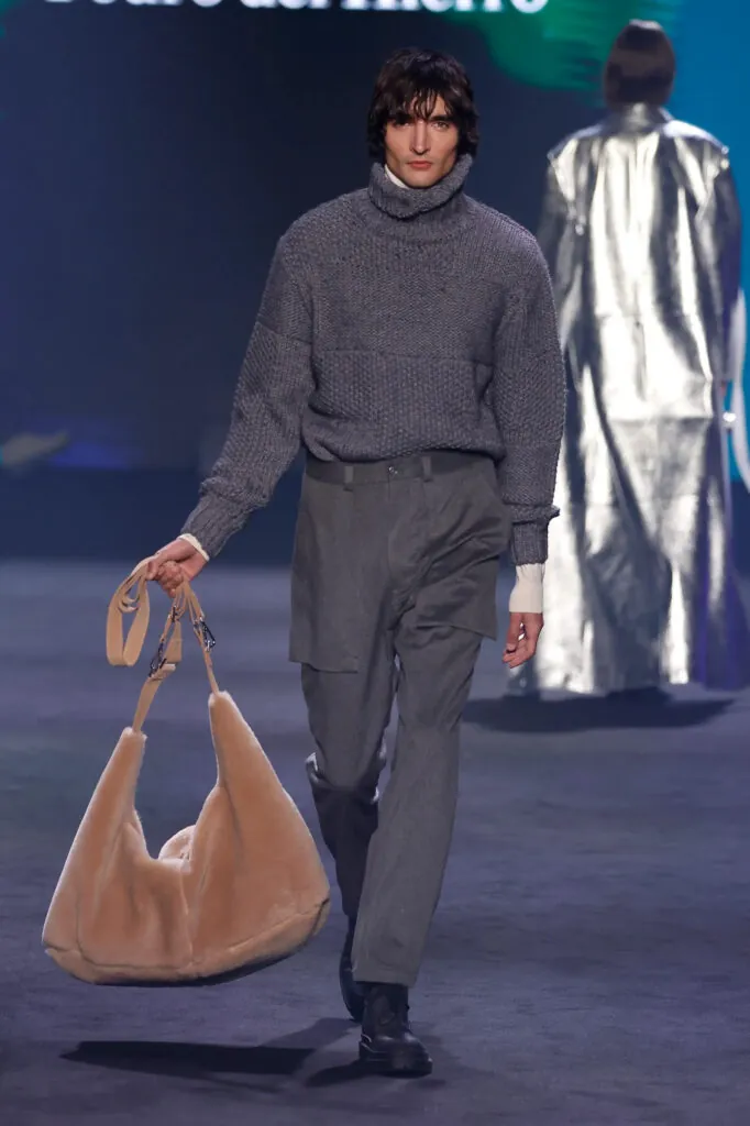 Bolso XXL en el desfile de Pedro del Hierro