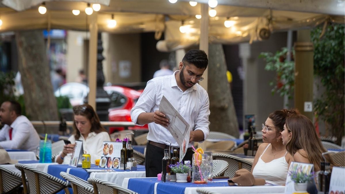 La producción del sector servicios escaló al 5,2% en julio y recuperó el tono positivo