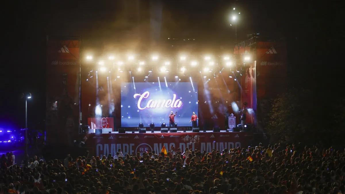 Camela pone la guinda a las fiestas de Salamanca con un concierto en la Plaza Mayor