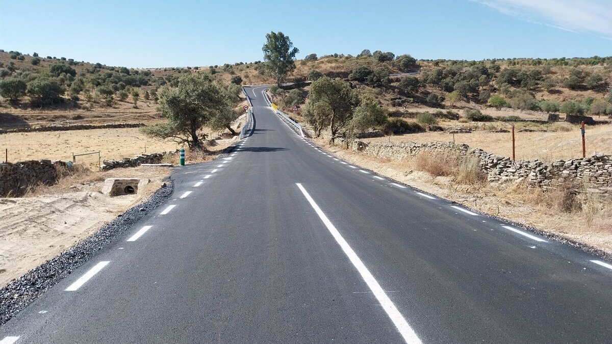 Concluye la pavimentación del camino que conecta La Cumbre y Plasenzuela, en Cáceres