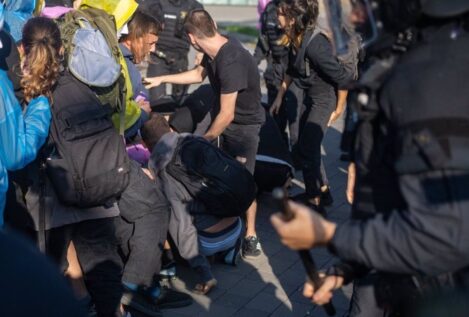 Los Mossos cargan contra activistas de la vivienda a la entrada del congreso inmobiliario