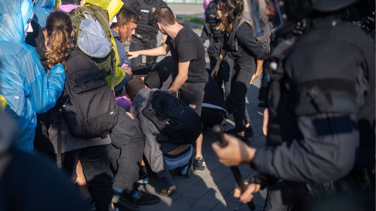 Los Mossos cargan contra activistas de la vivienda a la entrada del congreso inmobiliario