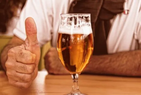 Cerveza sin filtrar: qué es, por qué está de moda y sus beneficios para la salud