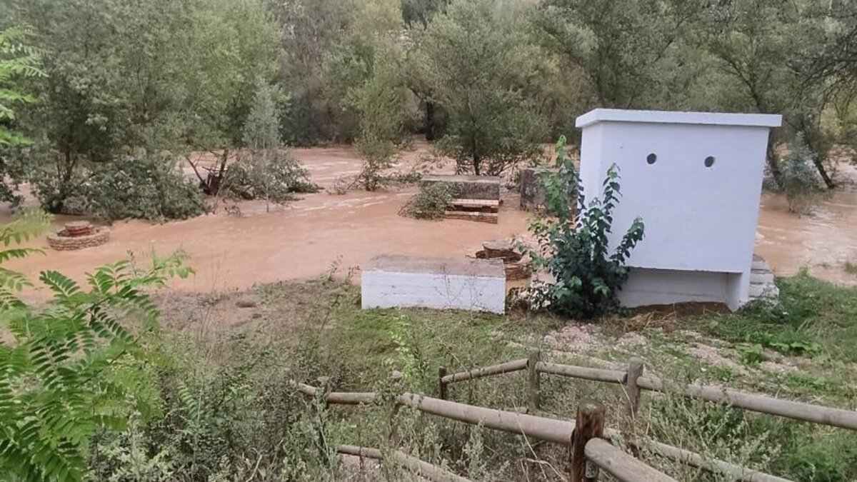 El río Piedra anega el casco urbano de Cimballa (Zaragoza) al desbordarse: «Es como un mar»