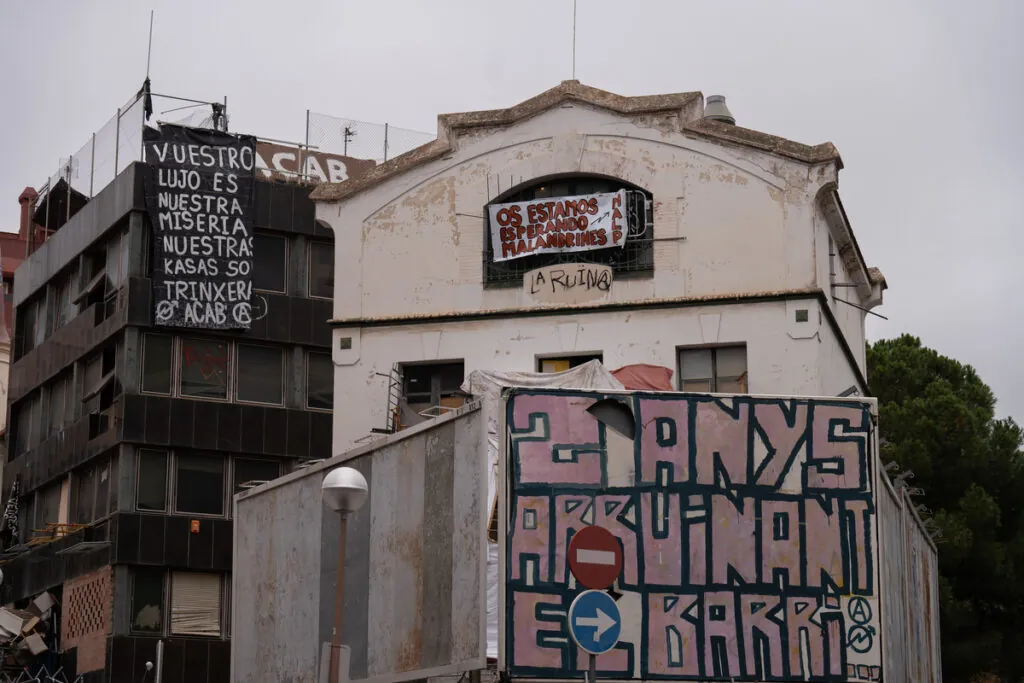 Fachada de un edificio okupado