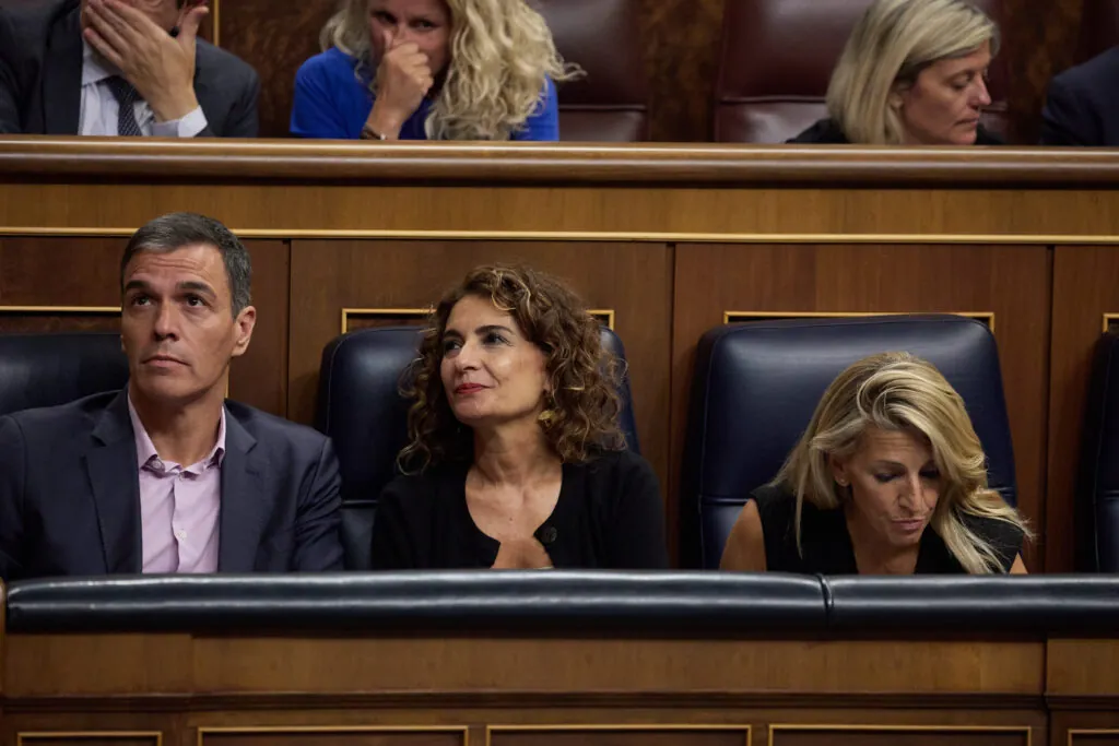 El presidente del Gobierno, Pedro Sánchez; la vicepresidenta primera del Gobierno y ministra de Hacienda, María Jesús Montero; y la vicepresidenta segunda y ministra de Trabajo y Economía Social, Yolanda Díaz