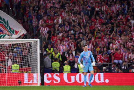 El Atlético expulsa a la persona identificada en el lanzamiento de objetos durante el derbi