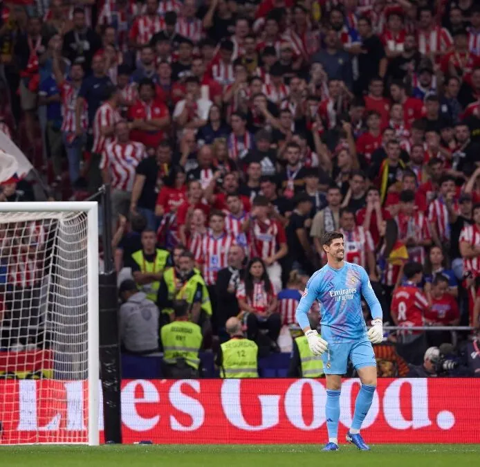 El Atlético expulsa a la persona identificada en el lanzamiento de objetos durante el derbi