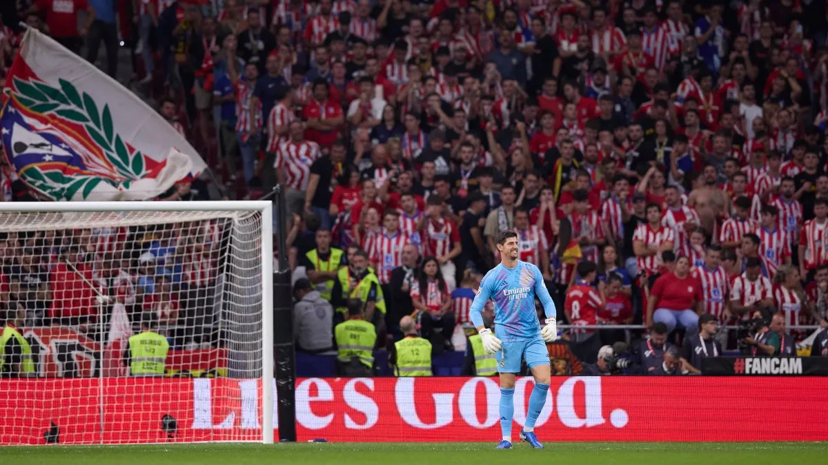 El Atlético expulsa a la persona identificada en el lanzamiento de objetos durante el derbi