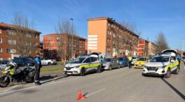 Un conductor que triplicaba la tasa de alcohol choca contra dos coches y se da a la fuga