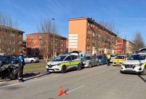 Un conductor que triplicaba la tasa de alcohol choca contra dos coches y se da a la fuga