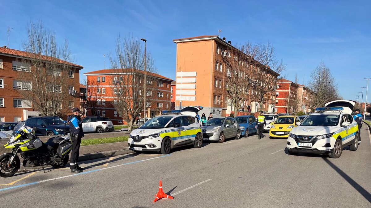 Un conductor que triplicaba la tasa de alcohol choca contra dos coches y se da a la fuga