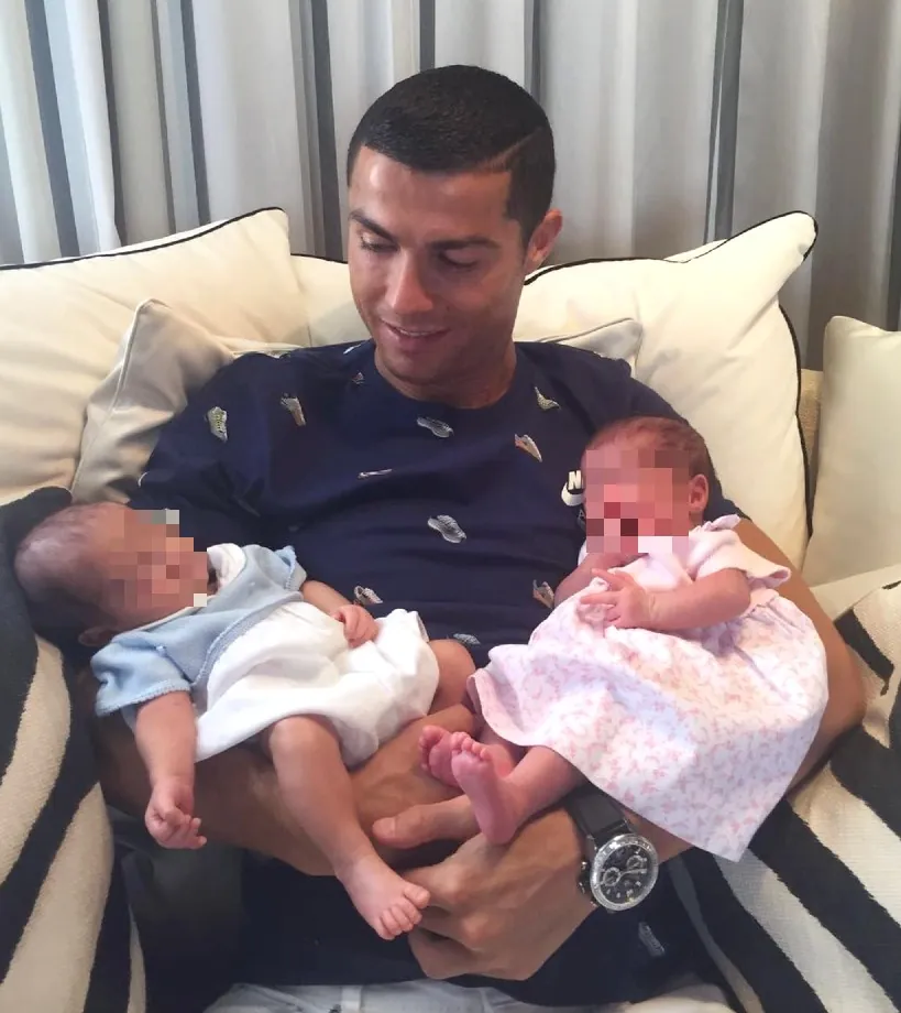 Cristiano Ronaldo con sus mellizos recién nacidos