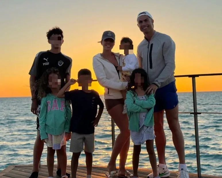 Cristiano Ronaldo y Georgina Rodríguez con sus cinco hijos